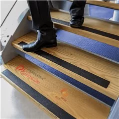 Cinta antideslizante para escaleras negra Rapifix 50 mm 5 metros